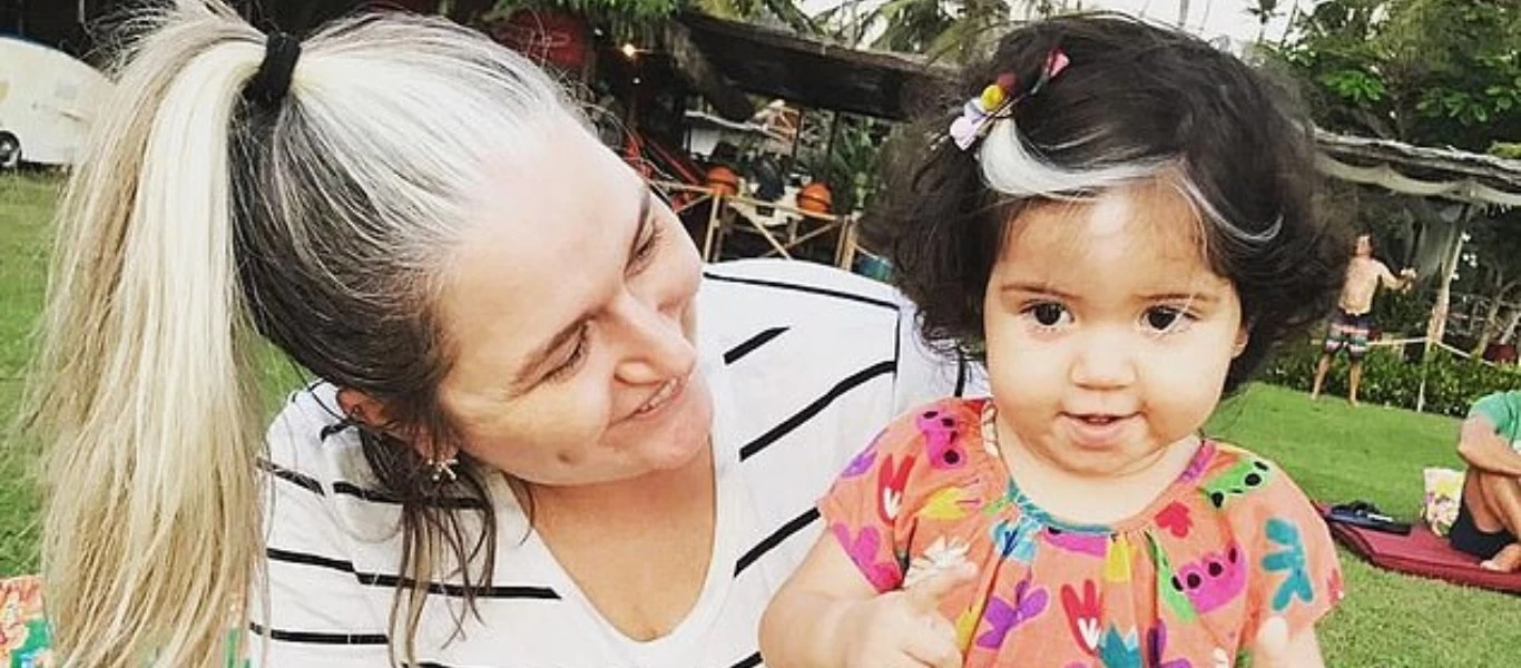 Κοριτσάκι 2 ετών θυμίζει την Κρουέλα Ντεβίλ - Έχει μια τούφα λευκά μαλλιά (φώτο)